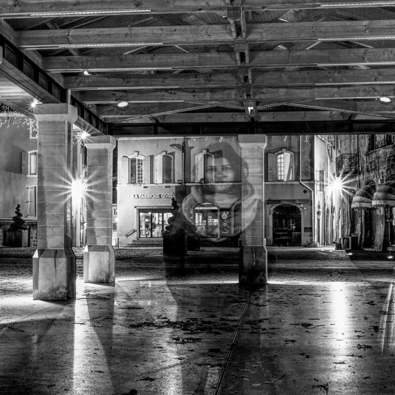 Comme observé la nuit. Mes pas seuls résonnent sous une pluie fine lorsqu'il me semble voir quelque chose, je m'arrête et le silence occupe l'espace, attiré par une ombre mon regard se tourne